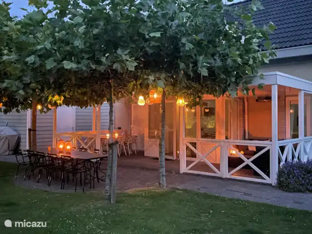 Villa spacieuse avec piscine privée chauffée | Pays-Bas, Zélande, Kamperland - villa La véranda est également un bon endroit pour se détendre le soir.....