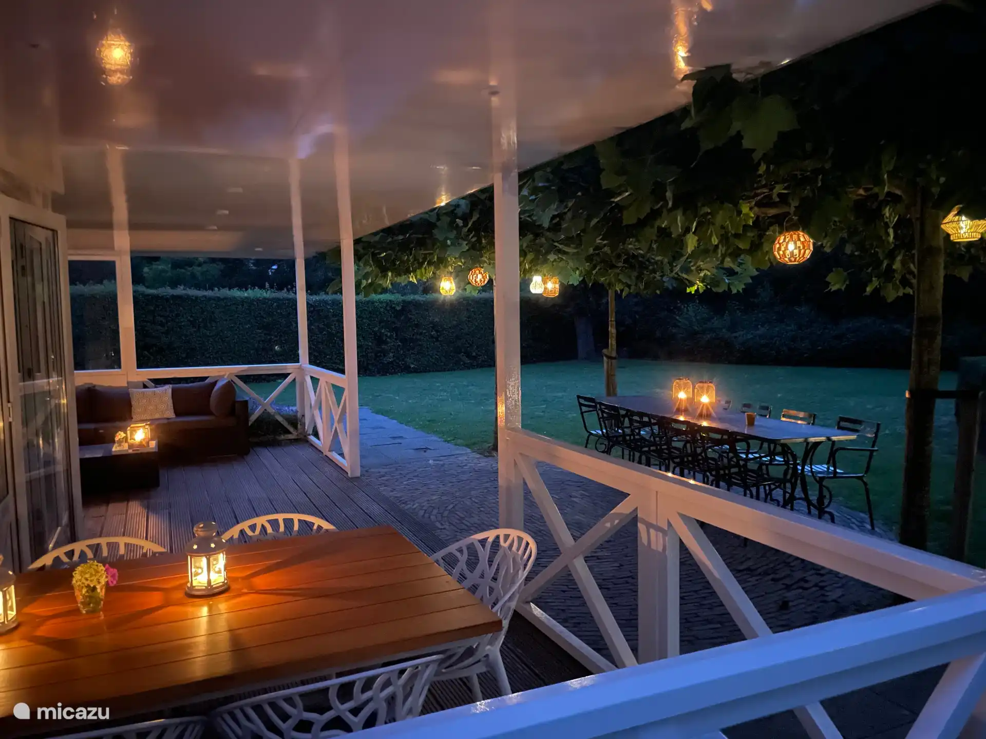 Eindruck von der Veranda vom Esstisch am Abend