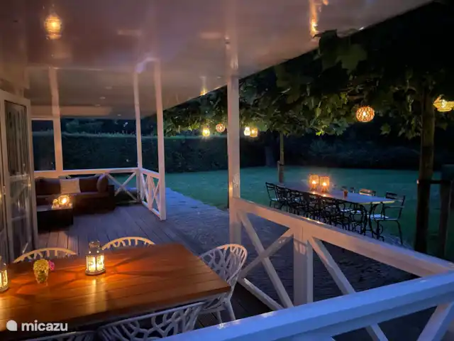 Villa spacieuse avec piscine privée chauffée | Pays-Bas, Zélande, Kamperland - villa Impression de la véranda depuis la table à manger le soir