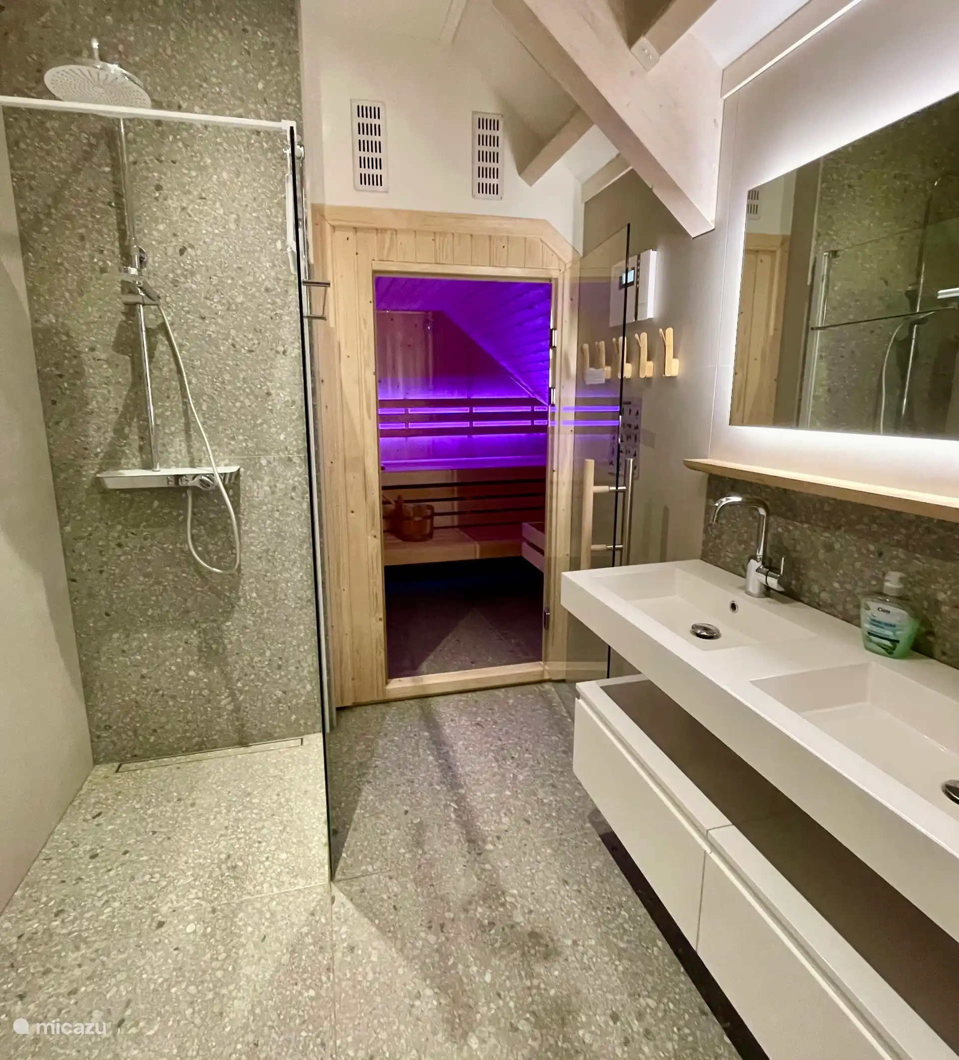 Badezimmer 1. Stock, mit (Farb-)Sauna, Regendusche und Doppelwaschbecken