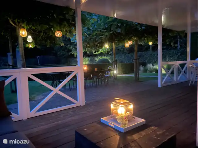 Villa spacieuse avec piscine privée chauffée | Pays-Bas, Zélande, Kamperland - villa Vue sur le jardin du soir depuis l’ensemble de salon de la véranda