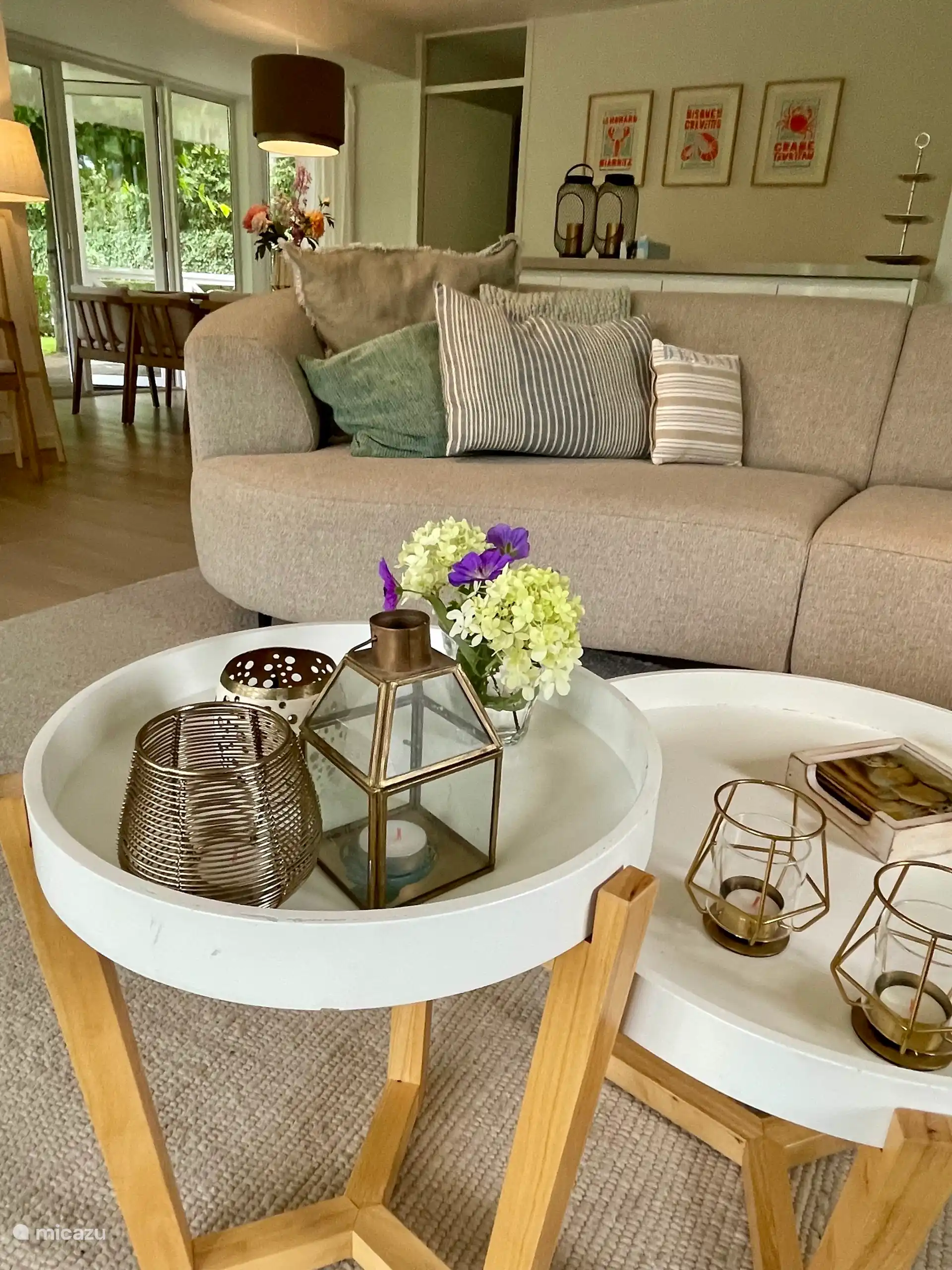 Eindruck vom Wohnzimmer, der Kücheninsel und dem Esstisch