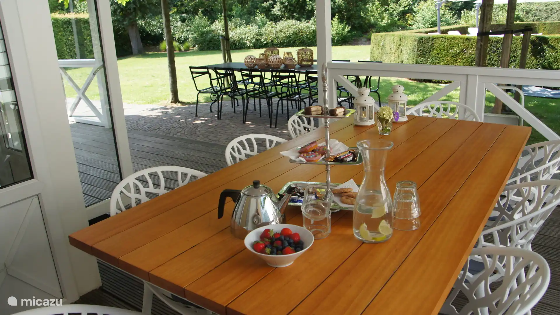 Esstisch auf der Veranda, im Schatten oder beim Essen draußen während einer (Sommer-)Regendusche