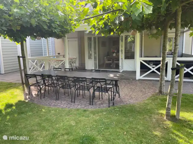 Villa spacieuse avec piscine privée chauffée | Pays-Bas, Zélande, Kamperland - villa La véranda avec coin salon et table à manger. Et la table à manger sous les platanes