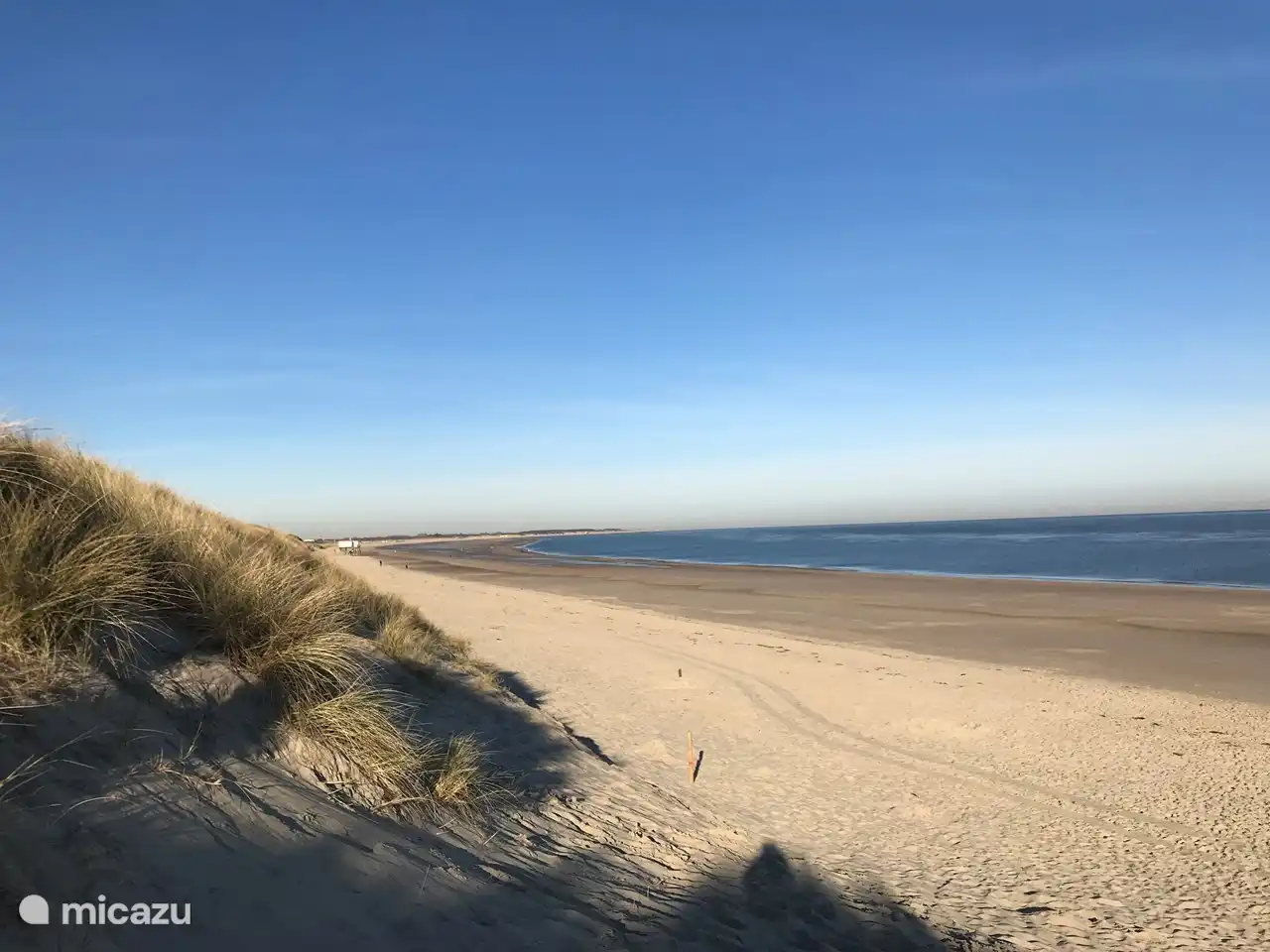ruhiger breiter Strand