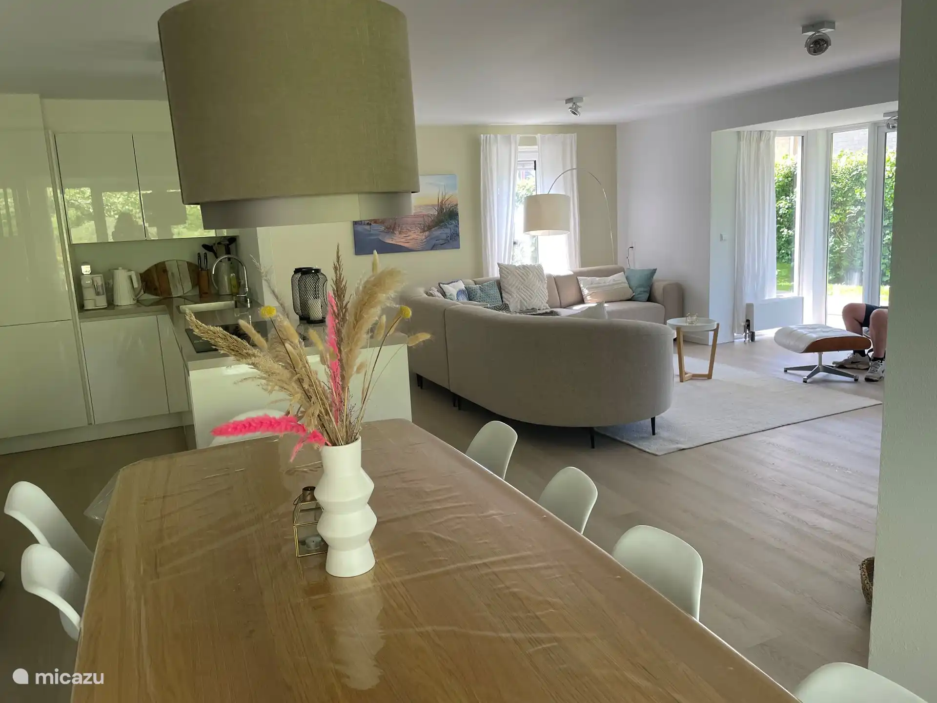 das Wohnzimmer vom Esstisch aus