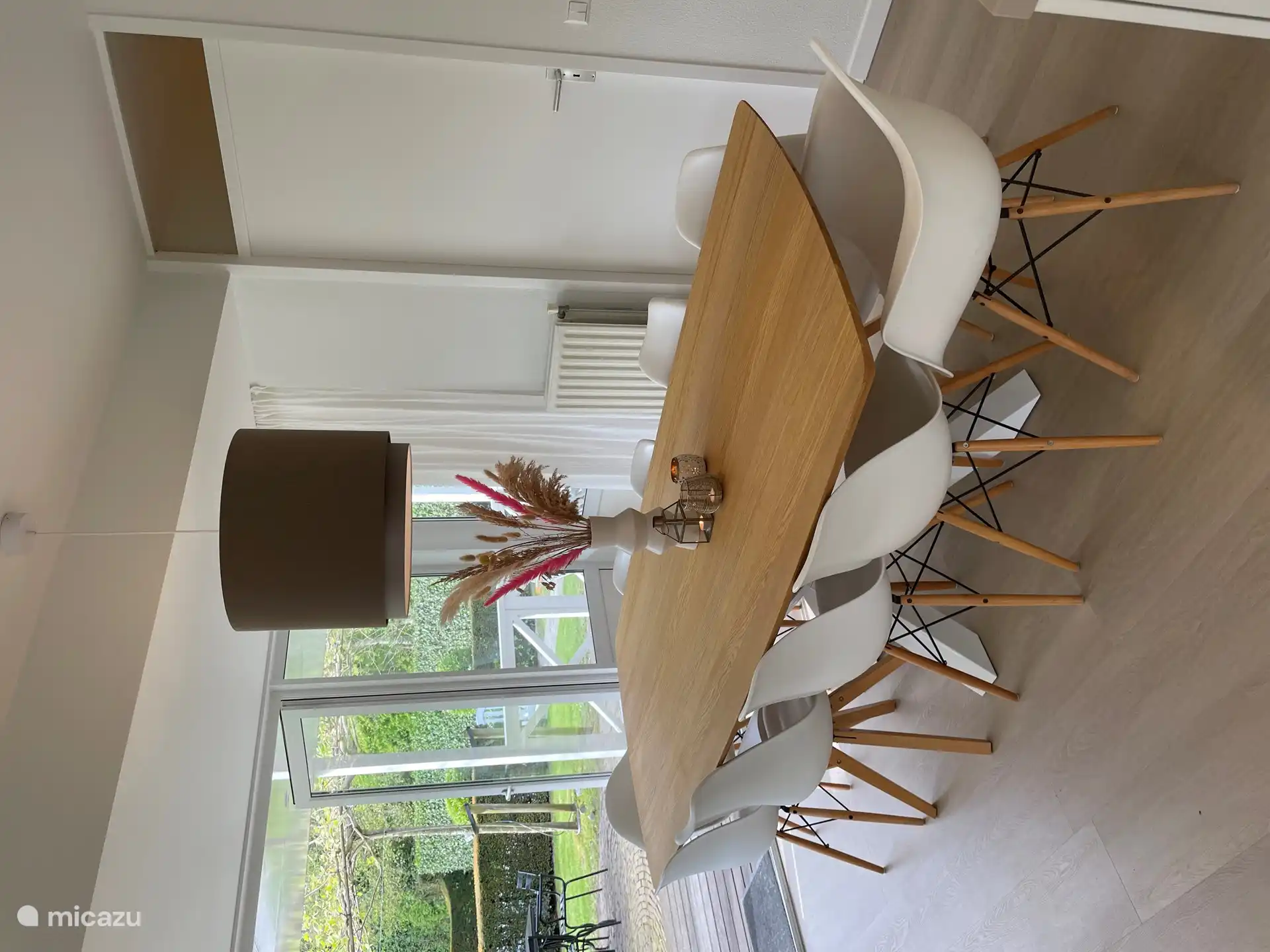 der Essbereich mit Blick auf den Garten