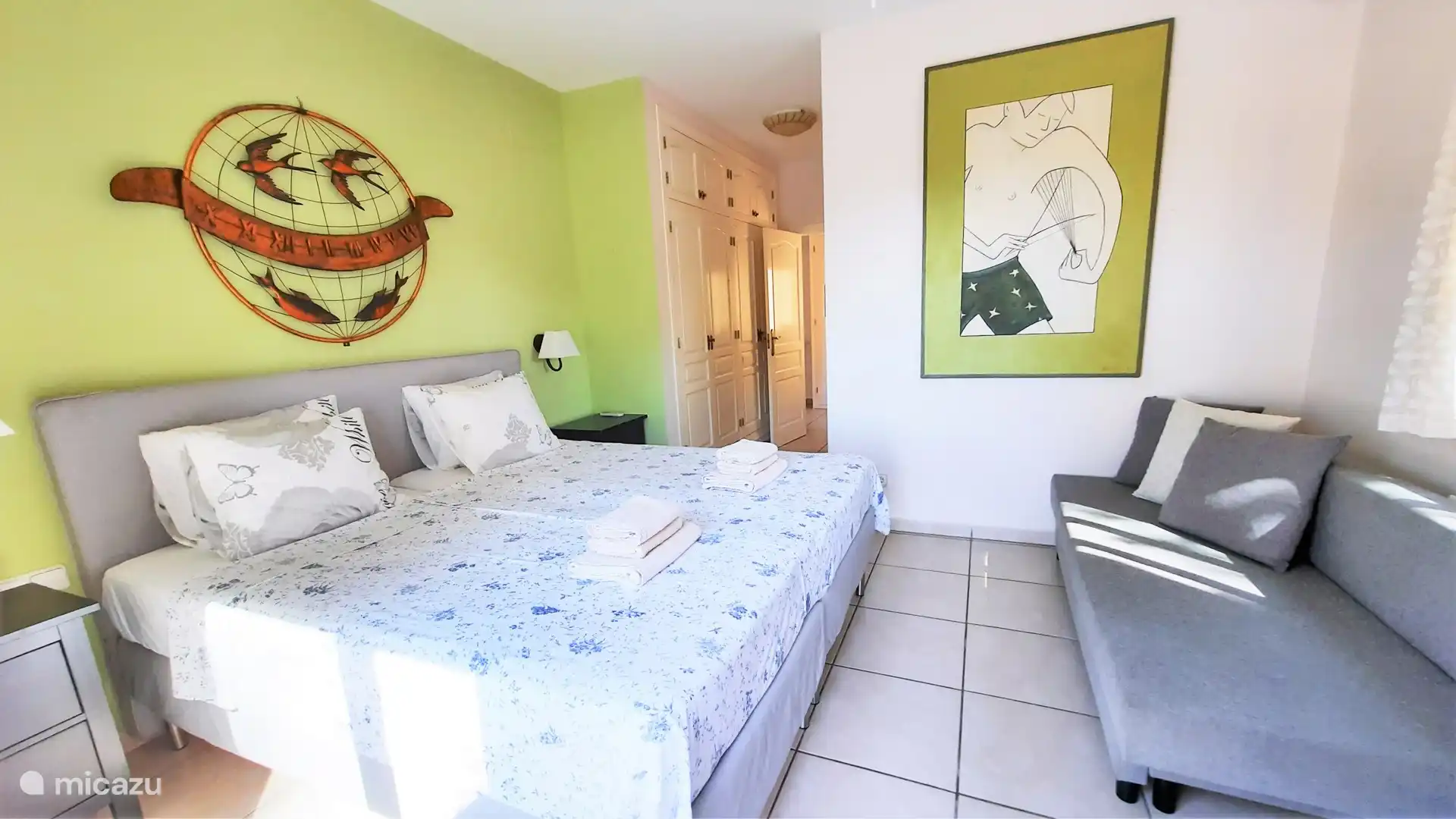 Das geräumige Hauptschlafzimmer