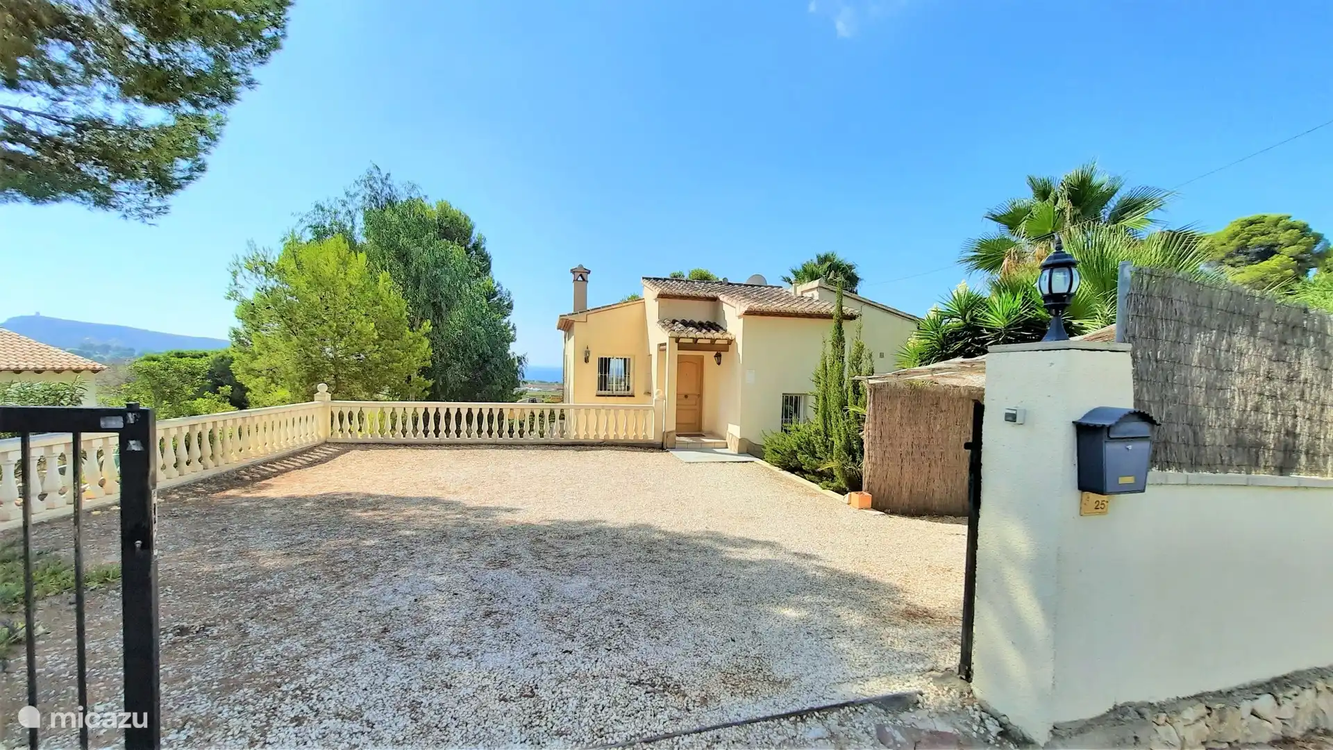 Der Eingang zur Villa Jules mit Parkplatz für mehrere Autos