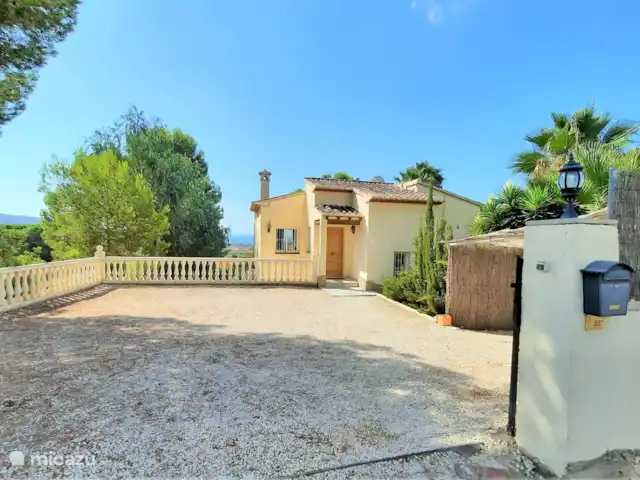 Villa Jules à Moraira avec vue sur la mer | Espagne, Costa Blanca, Moraira - villa L’entrée de la Villa Jules avec un parking pour plusieurs voitures