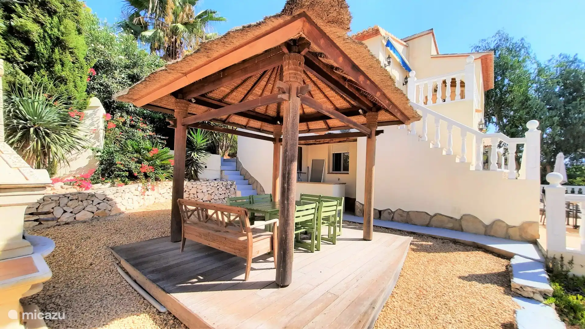 Gemütliches Plätzchen unter der Pergola