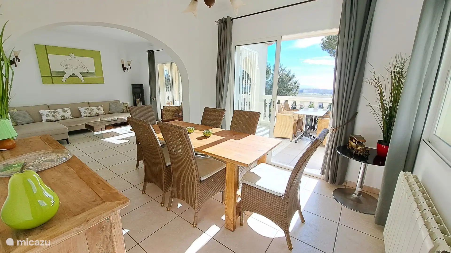 Das sonnige und helle Wohnzimmer