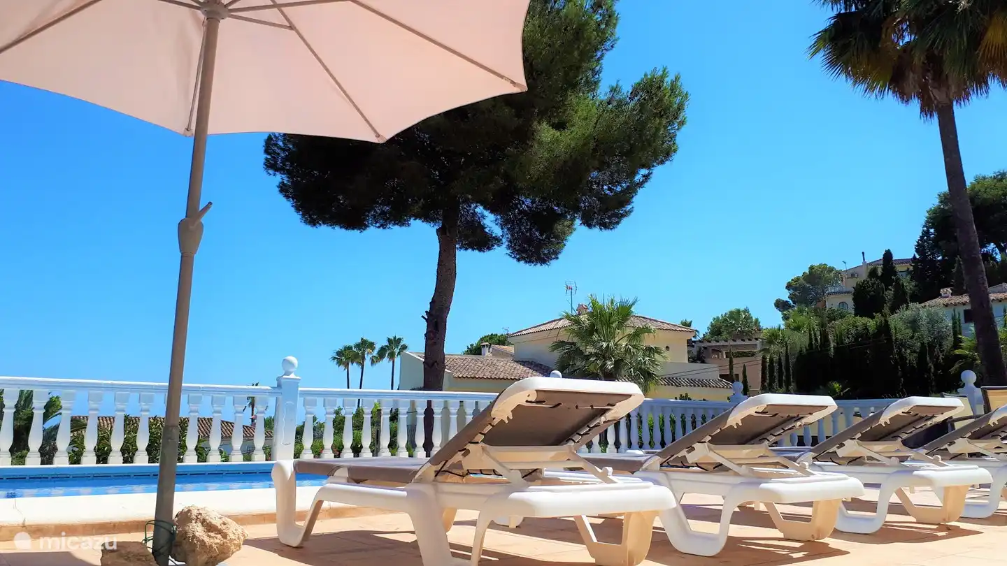 Genießen Sie den Pool auf bequemen Sonnenliegen