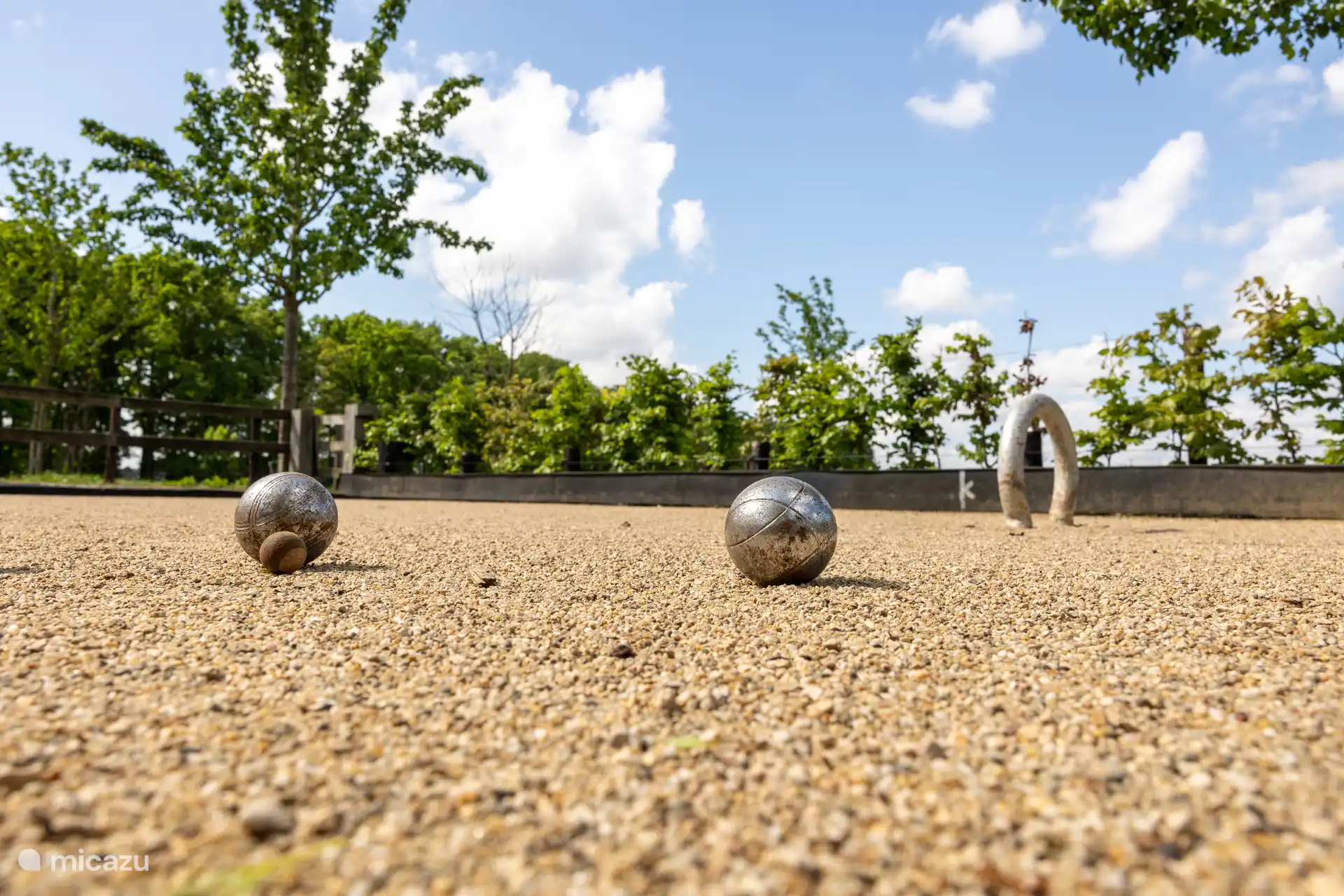 Jeu de boules or the game of Beugelen is possible on this court.