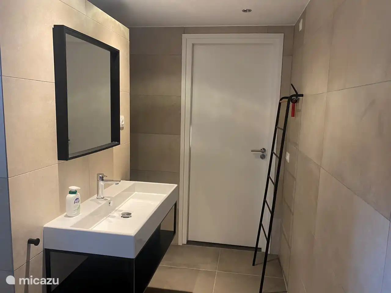 The bathroom. With toilet and rain shower.