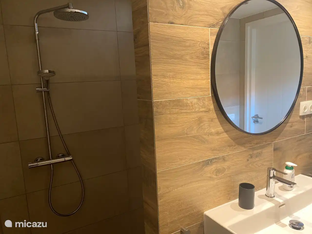 Shower with rain shower