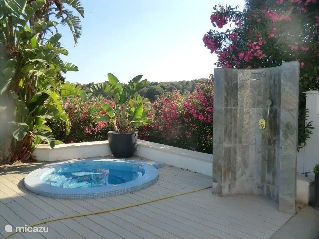 Te verwarmen jacuzzi met buitendouche