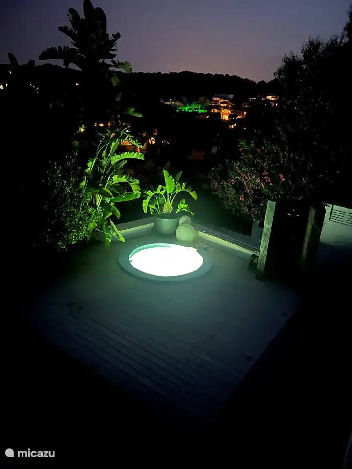 Jacuzzi bij avondlicht