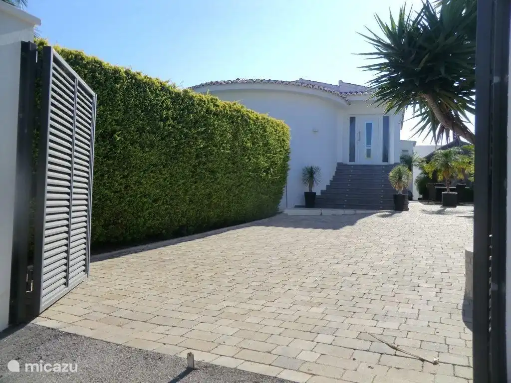 Oprit van de villa met afsluitbaar elektrisch hek