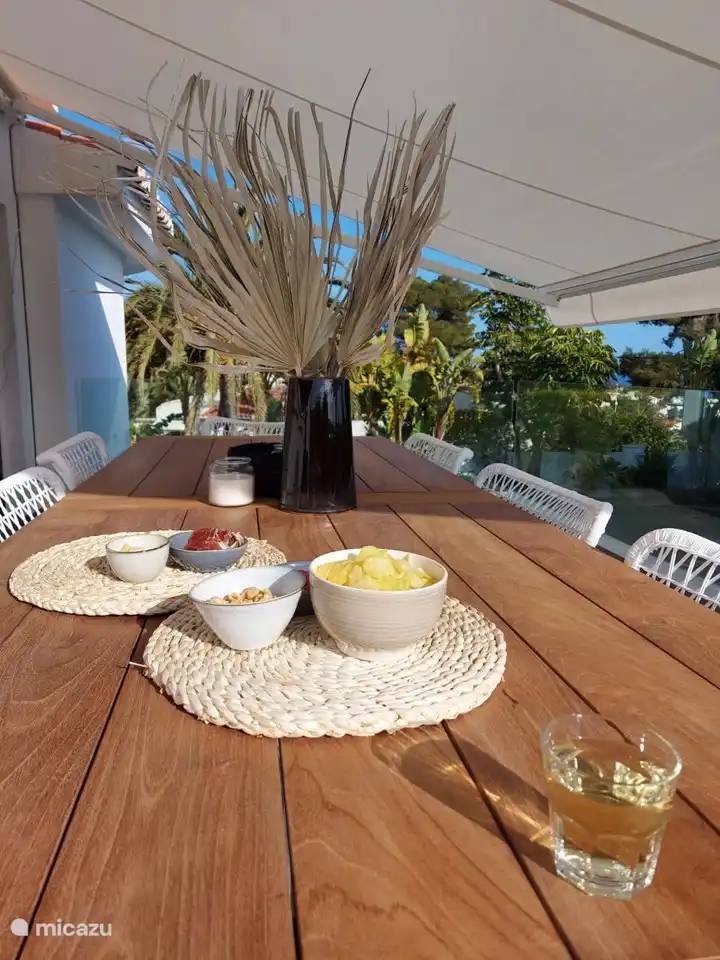 Eettafel op terras 1e etage aan de keuken grenzend via 2 openslaande deuren