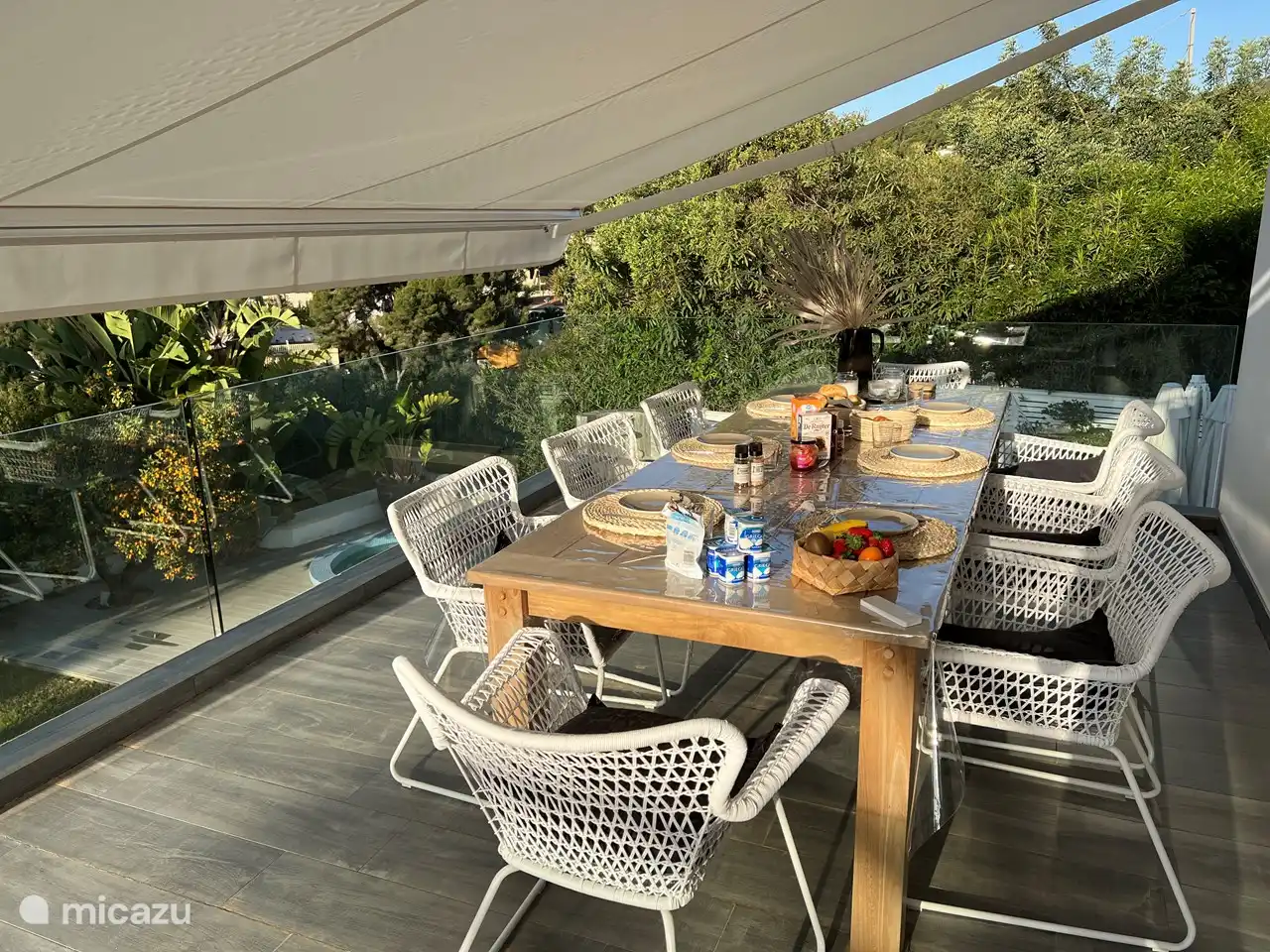 Eettafel op keukenterras 1e etage  met geopend zonnescherm