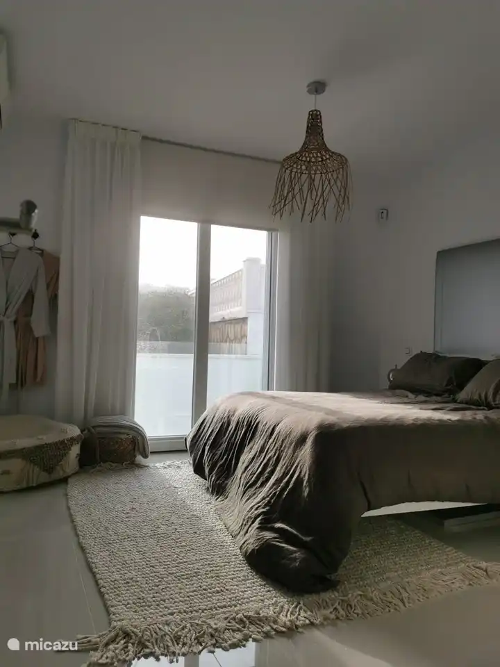 Slaapkamer 1 op 1e etage met schuifdeur en toegang naar klein balkon incl hordeur en rolluik