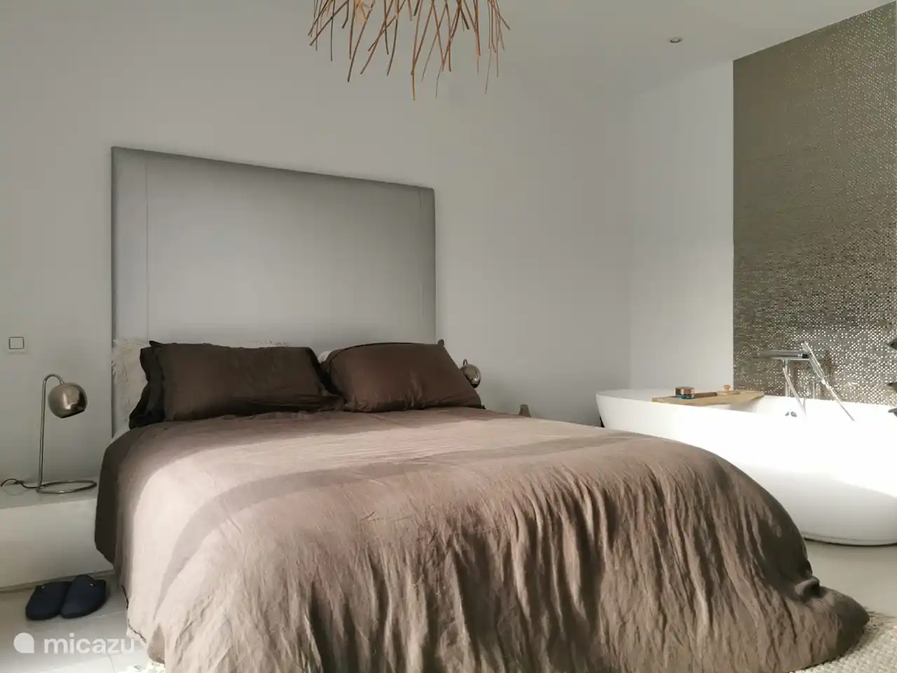 Slaapkamer 1 op 1e etage met eigen vrijstaand ligbad