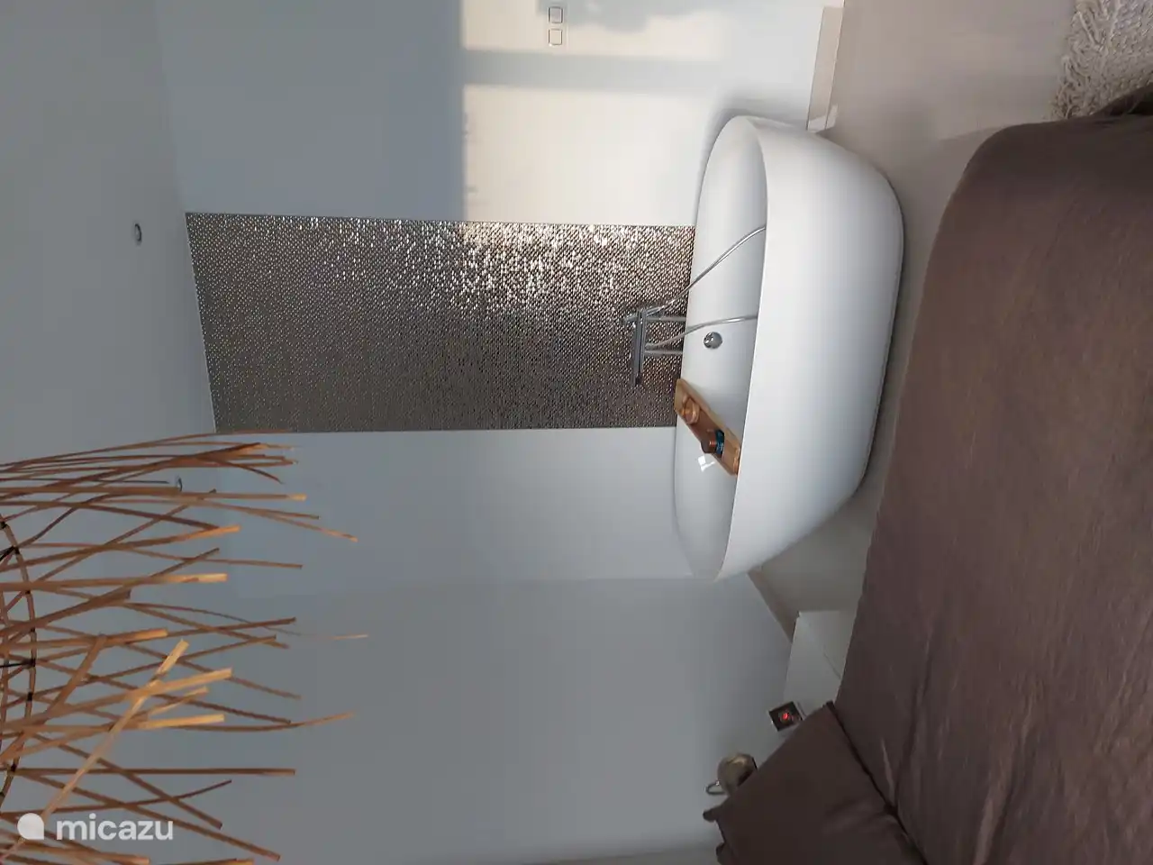 Vrijstaand ligbad in slaapkamer 1 op 1e etage