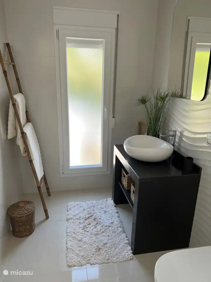 Badkamer 1e etage incl openslaand raam, hor en rolluik