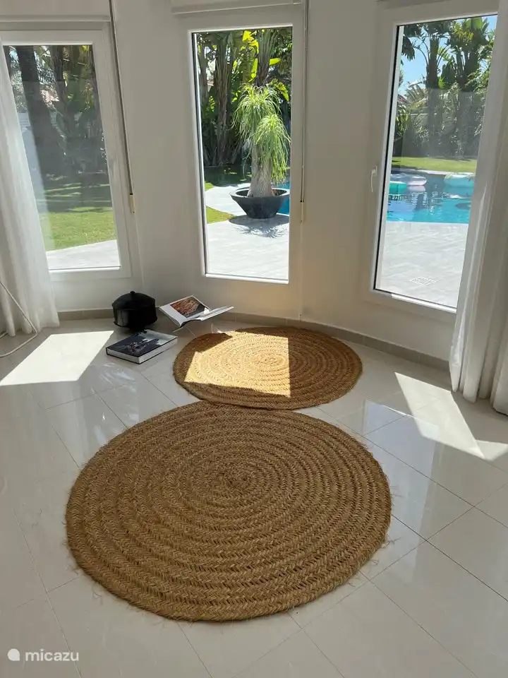 Uitzicht op tuin/zwembad vanaf begane grond met openslaande ramen incl sunscreens, horren en rolluiken