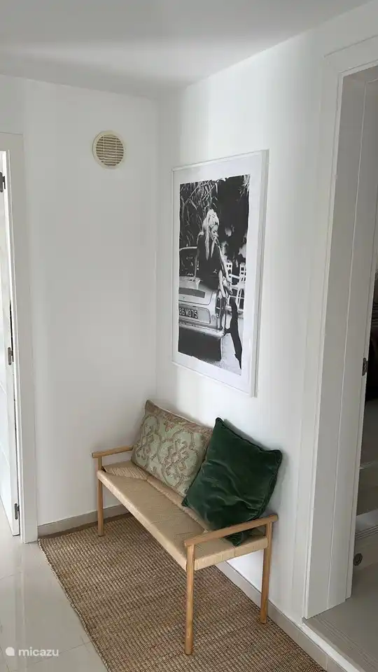 Hal begane grond aansluitend op de badkamer en 2 slaapkamers waarvan 1 ensuite