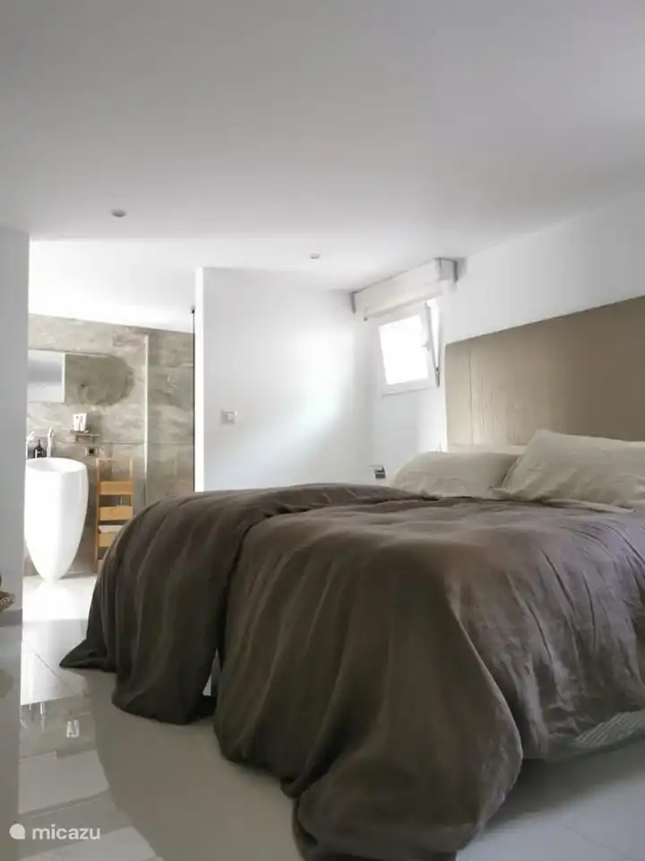 Slaapkamer 2 begane grond met badkamer ensuite