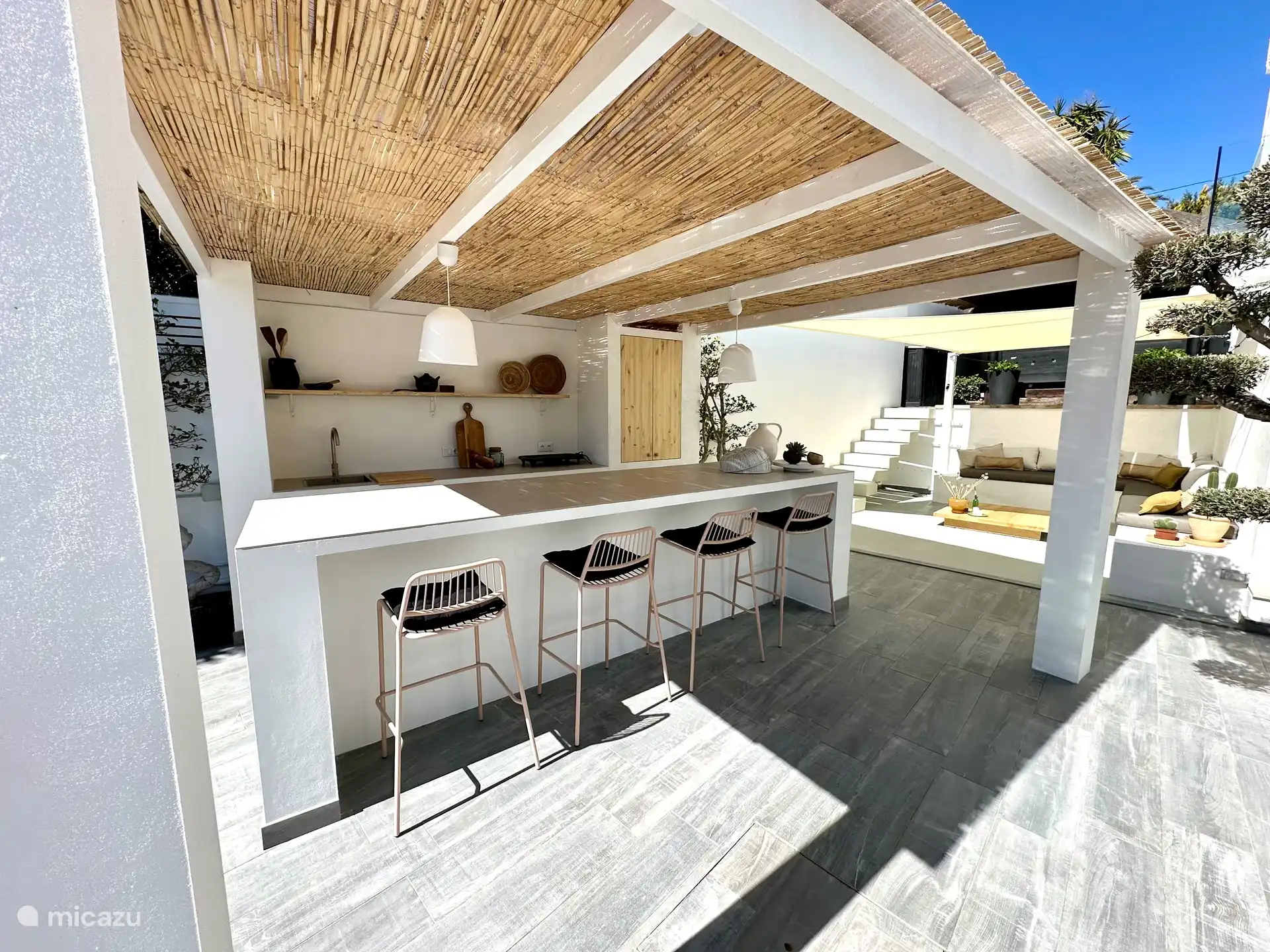 Aanzicht vanaf voorzijde nieuwe buitenkeuken met koelkast, bakplaat en magnetron