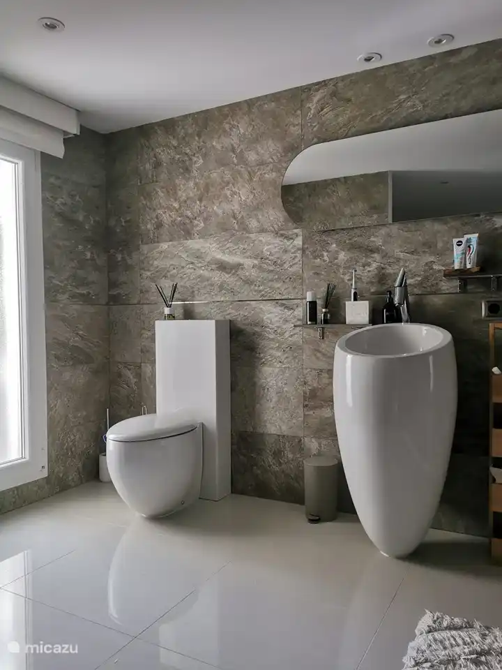 Slaapkamer 2  begane grond badkamer ensuite met openslaand raam incl sunscreen en hor