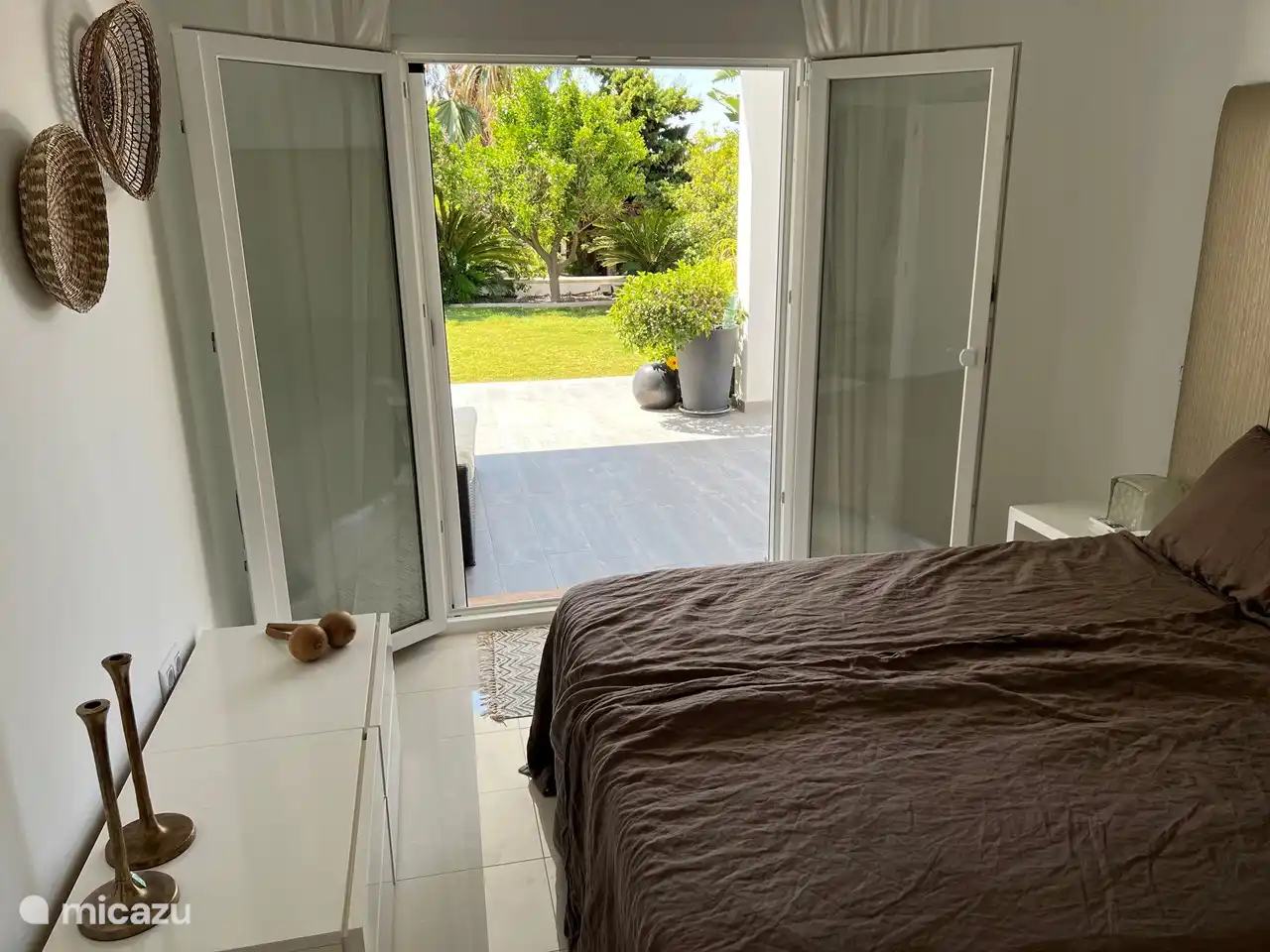 Slaapkamer 3 begane grond met openslaande deuren naar tuin incl hordeur en rolluik