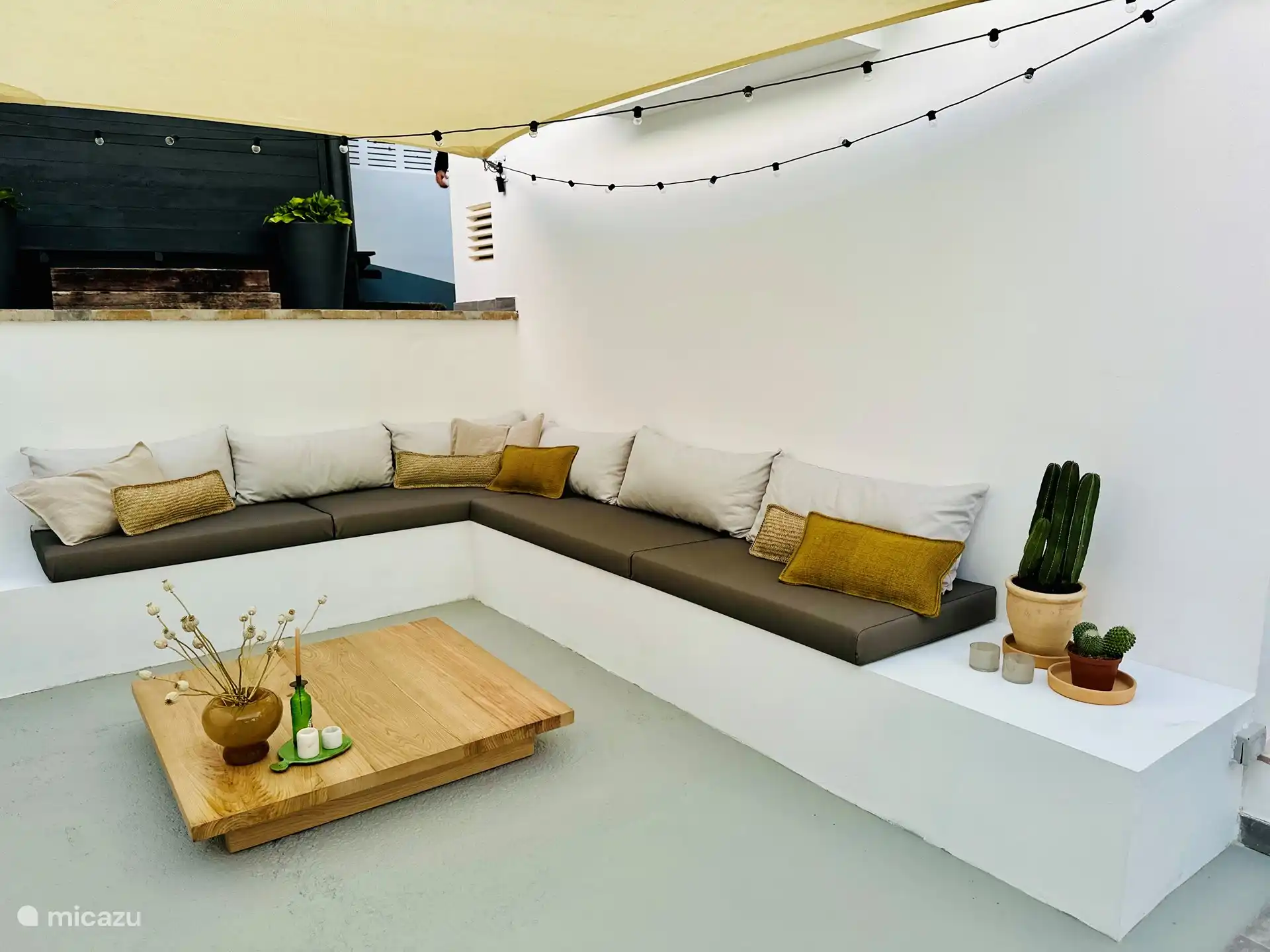 Nieuwe loungehoek met sunscreen sinds januari 2024 compleet klaar voor gebruik