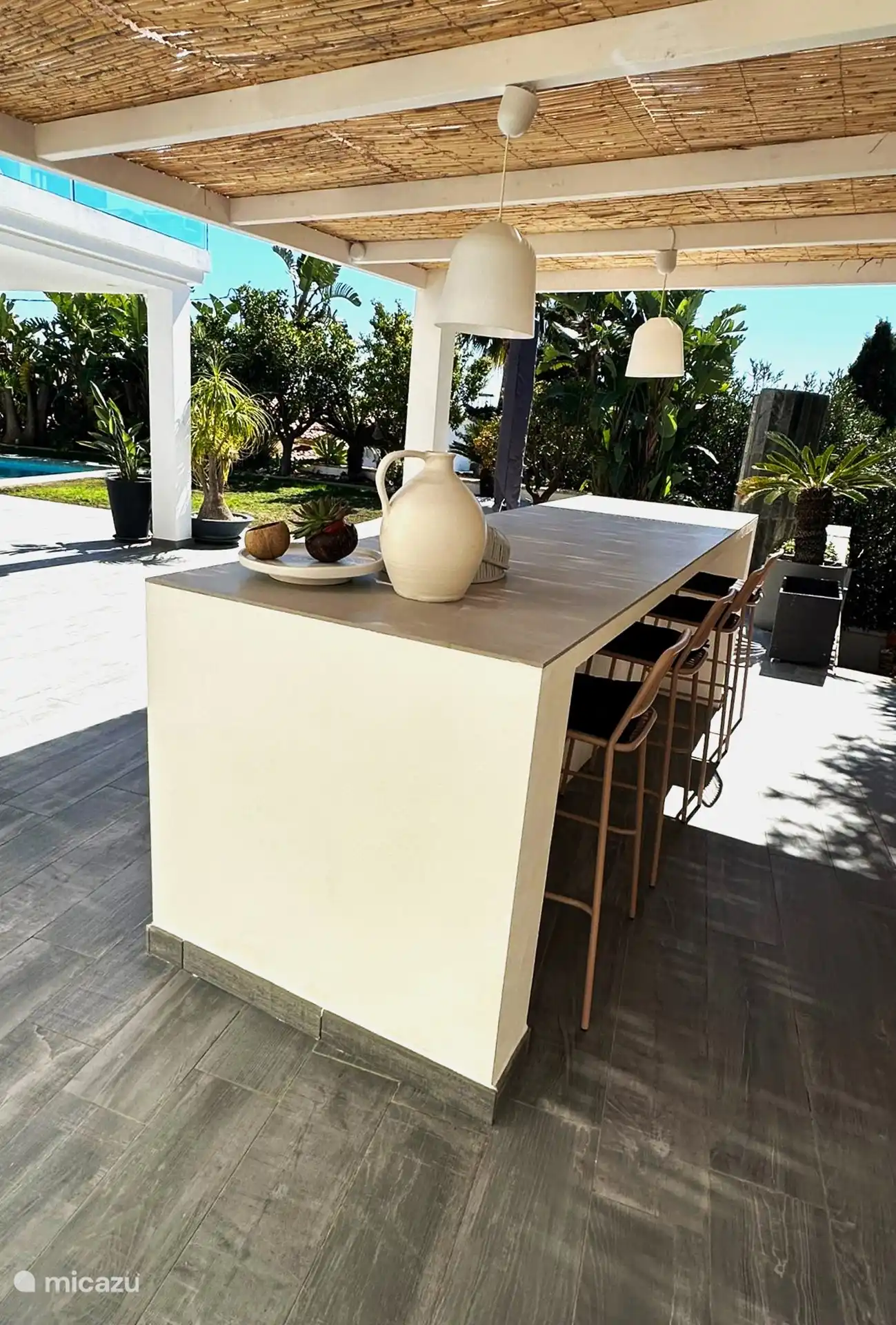 Aanzicht vanaf achterzijde nieuwe buitenkeuken met koelkast, bakplaat en magnetron