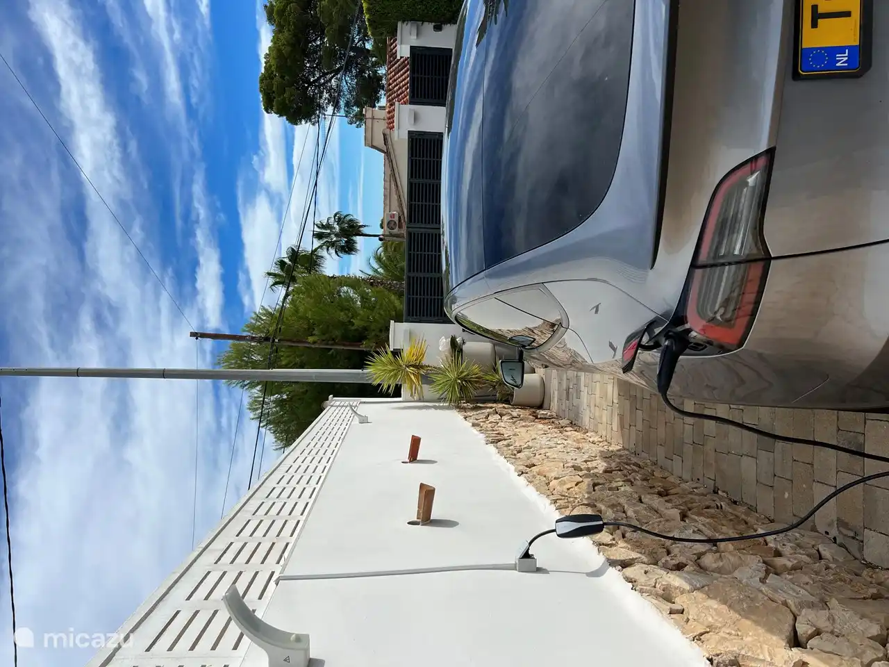 Oplaad mogelijkheid van elektrische auto op oprit aanwezig, laadsnelheid ong 10 km/per uur