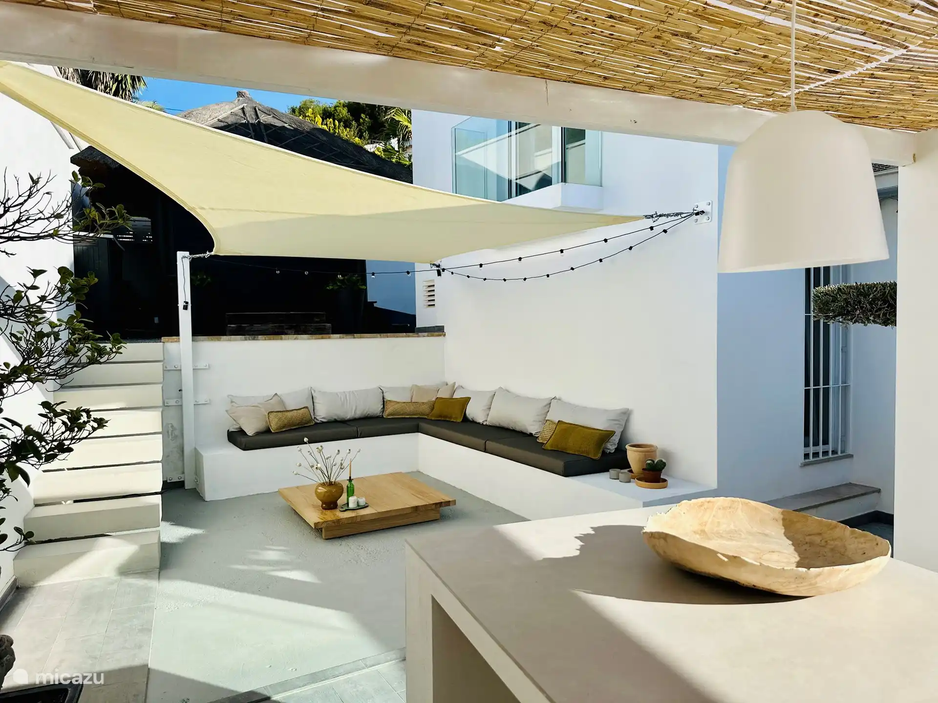 Nieuwe loungehoek met ook gedeelte van de nieuwe buitenkeuken-bar