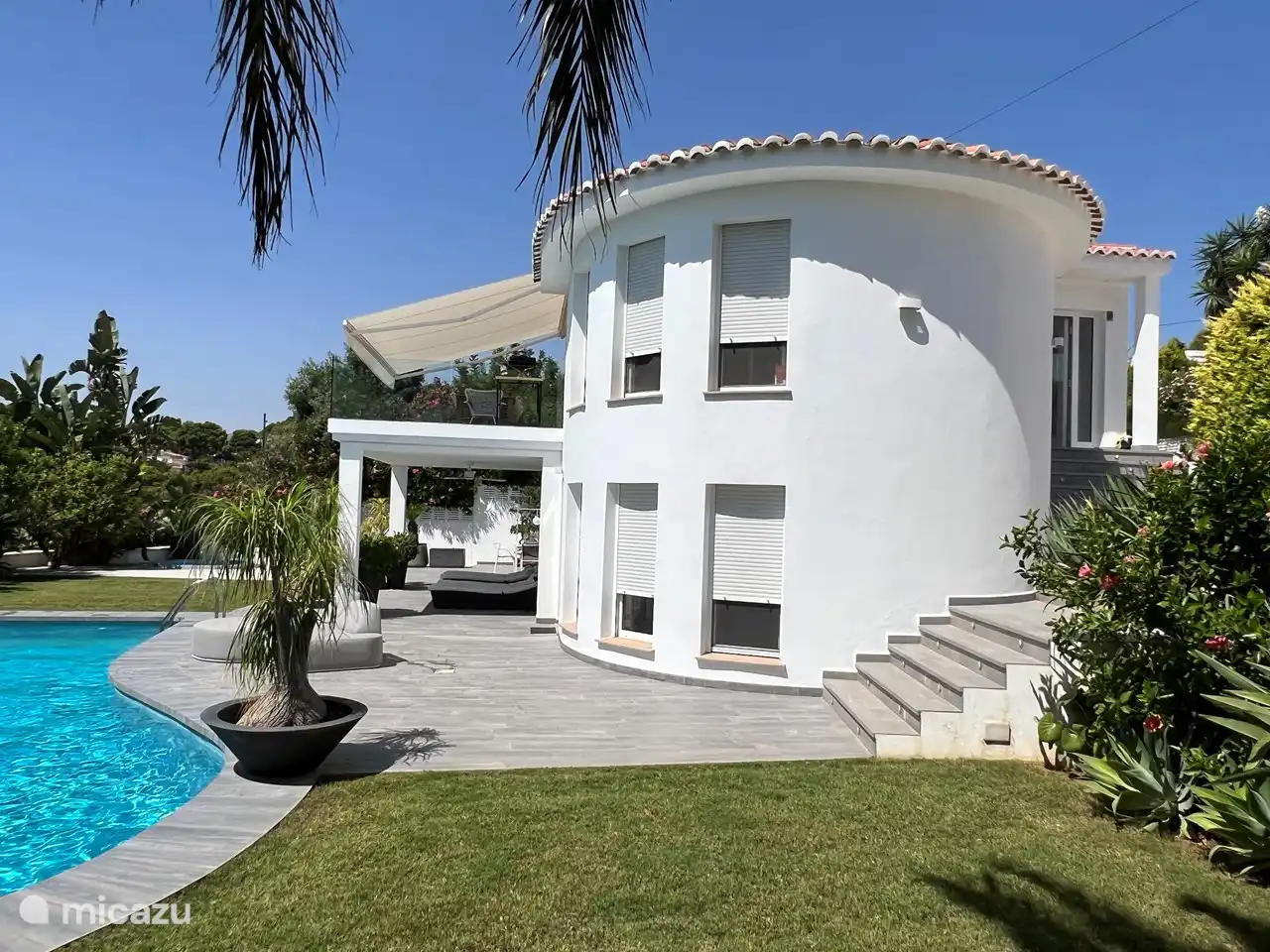 Villa voorkant aanzicht rechts