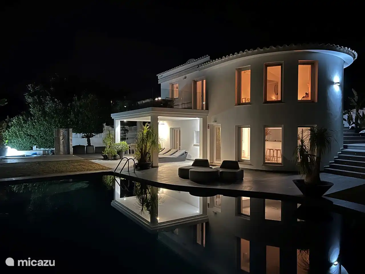 Foto voorkant villa bij avondlicht