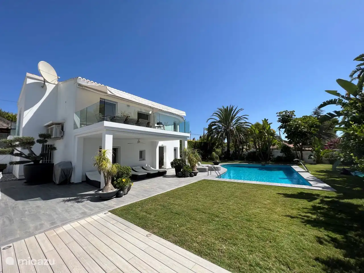 Villa voorkant aanzicht links