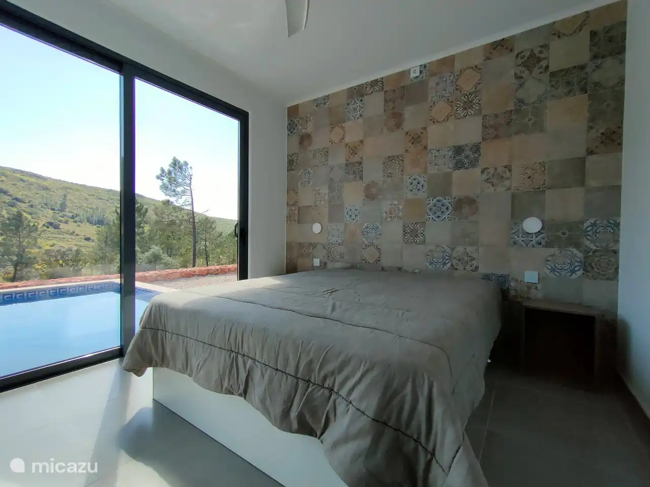 Blick vom Badezimmer auf den Pool