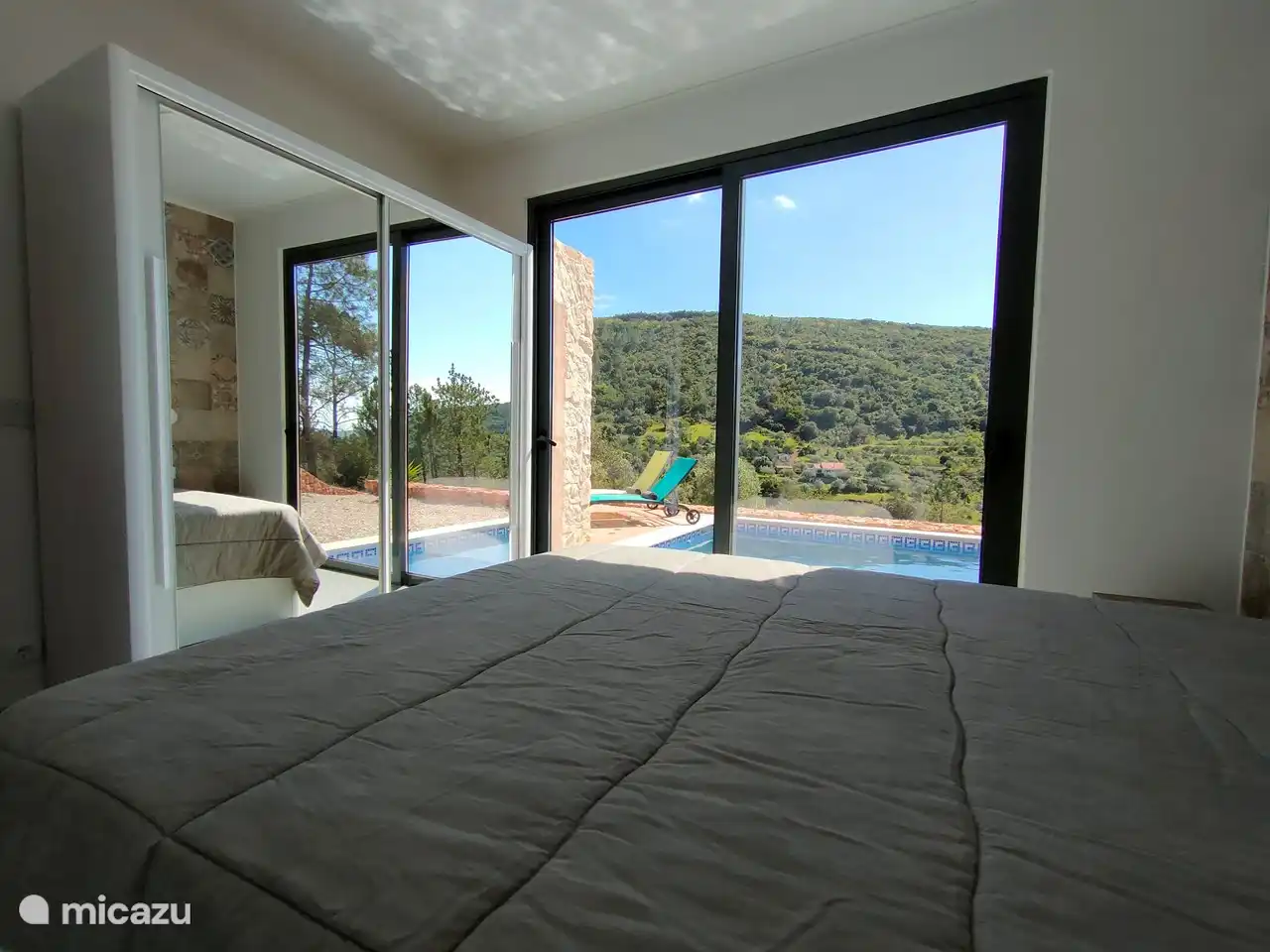 Schlafzimmer mit Blick auf den Pool