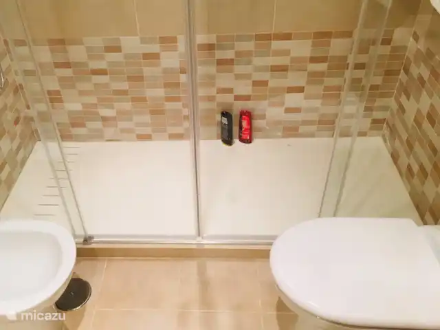 Location de Vacances Espagne, Costa del Sol, La Cala de Mijas, appartement - La Cala Hill Club appartement vue mer Salle de bain 1 : spacieuse douche à l'italienne, WC, bidet et double vasque.