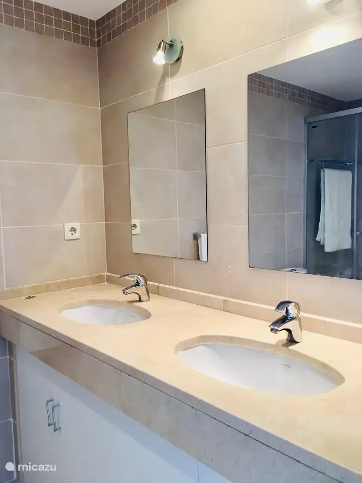 Ba&#241;o 1: lavabo doble.