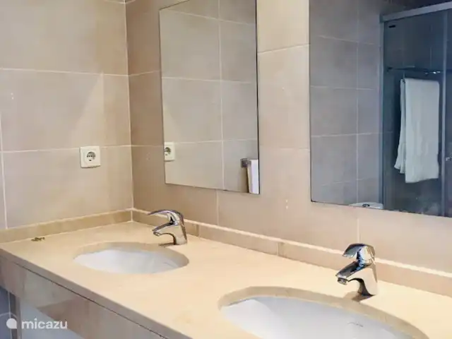 Location de Vacances Espagne, Costa del Sol, La Cala de Mijas, appartement - La Cala Hill Club appartement vue mer Salle de bain 1 : double vasque.