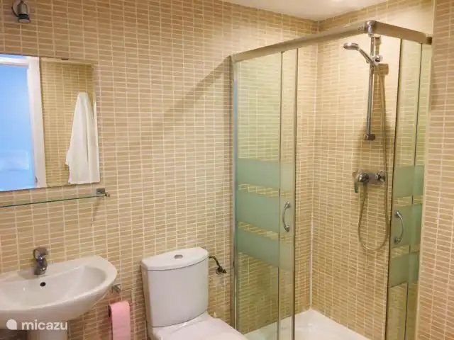 Location de Vacances Espagne, Costa del Sol, La Cala de Mijas, appartement - La Cala Hill Club appartement vue mer Salle de bain 2 avec douche, toilettes, lavabo et placard.