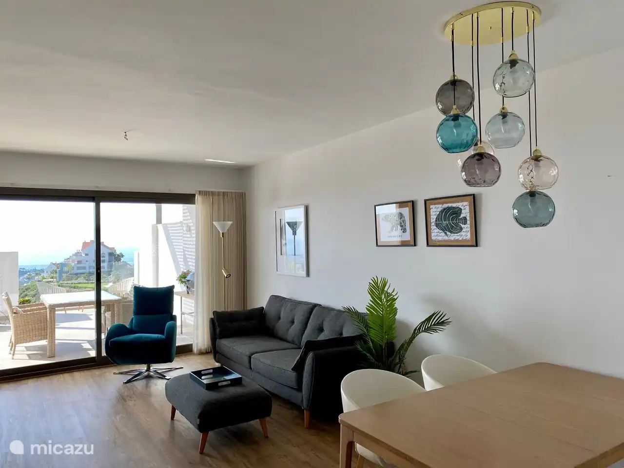 La sala de estar y la terraza hacen un gran espacio habitable.