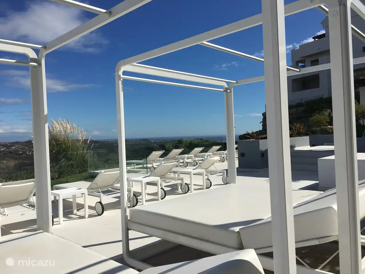 Zona chill out con hamacas, jacuzzi y duchas.